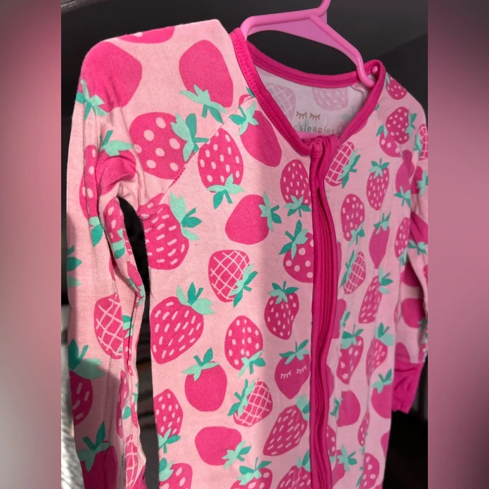 Little Sleepies Sweet Strawberries Zippy Pajamas Size 12-18 Months GUC - Picture 3 of 9